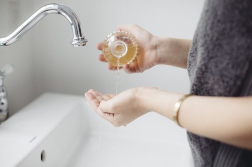 干性头发的5种最佳DIY治疗_苹果醋