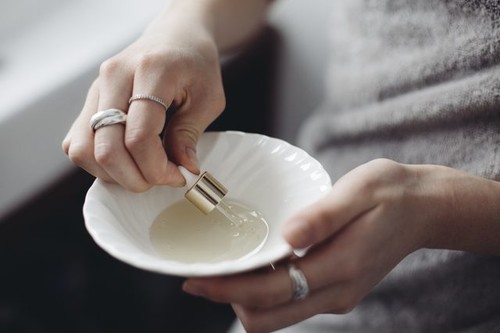 干性头发的5种最佳DIY治疗_阿甘油