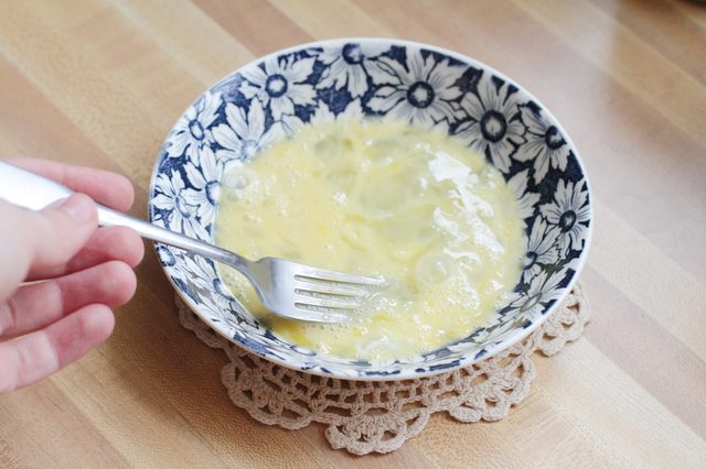用鸡蛋进行基本的头发调理治疗很简单