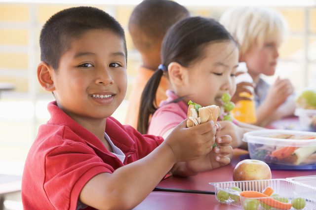 幼儿园的孩子们吃午饭