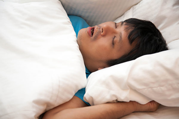 睡眠呼吸中止症或容易打呼，都会严重影响进入深层睡眠。
