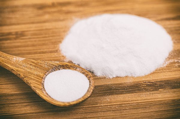 小苏打正式的化学名称是“碳酸氢钠”，英文俗称为 baking soda，和油脂作用后，会产生皂化作用，可以清除顽固的油污。