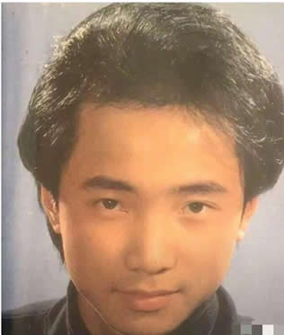 徐峥大学时做发模的照片。