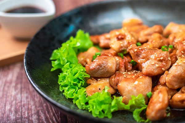 鸡肉富含蛋白质，可促进头发生成。