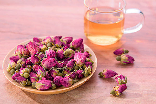 玫瑰花茶可以舒缓压力，还有养颜抗老、调经止痛等功效。